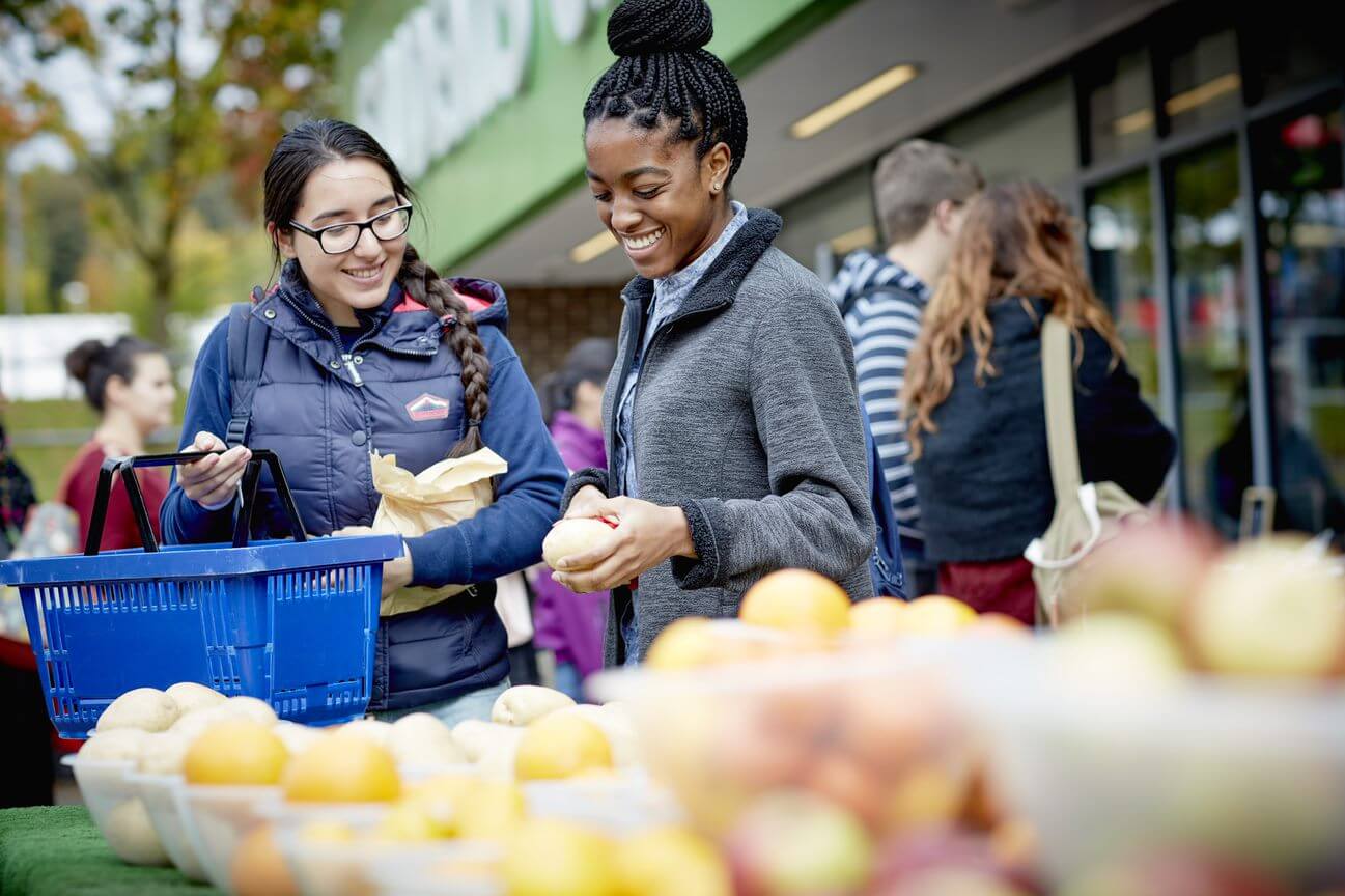 Student food market shopping